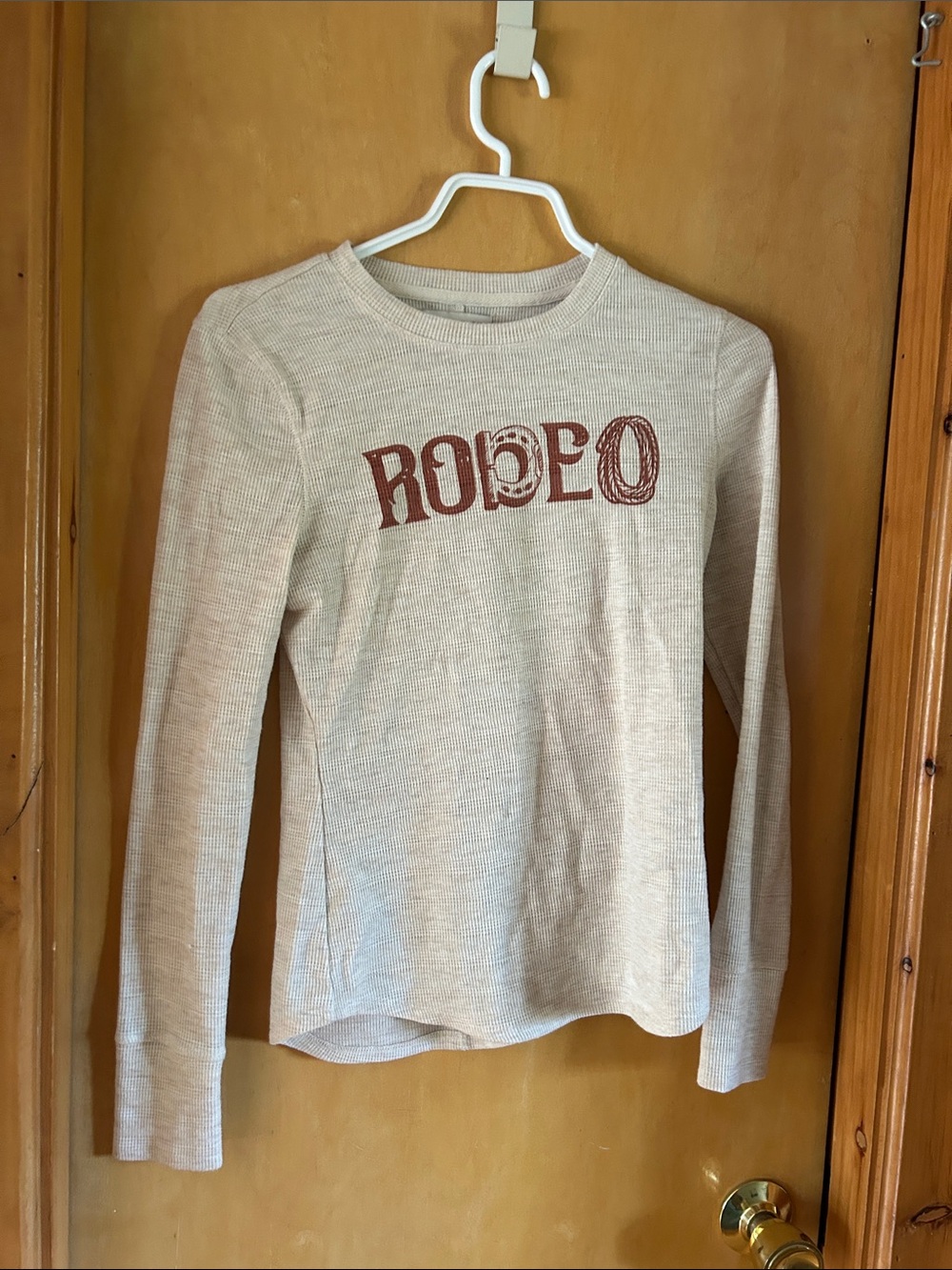 Cream Long-Sleeve Thermal Top with 'RODEO' Graphic